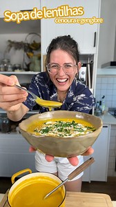 SOPA DE LENTILHAS, CENOURA E GENGIBRE 🥕 Uma sopa cremosa, fácil e COM MAIS PROTEÍNA! Experimenta em tua casa! RECEITA - Fio de azeite - 1 Cebola média picada - 2 Dentes de alho laminados - 3 Cenoura grandes - 120G Courgete sem casca (para a sopa manter a cor laranja) - 200G Lentilhas vermelhas (estas NÃO precisam de demolhar) - 1 c.cha Gengibre em pó (ou fresco) - 1/3 c.cha Pimentão fumado - 1/2 c.cha Cominhos em pó - qb Sal e pimenta - qb Água quente POR CIMA - Leite de côco - Salsa picada - S