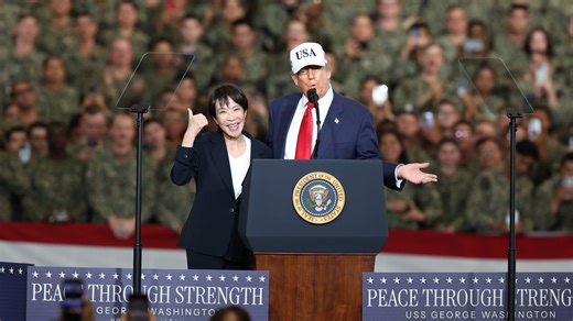 高市早苗首相は28日、米海軍横須賀基地（神奈川県横須賀市）の米原子力空母ジョージ・ワシントンに乗艦し、「今後、日本の防衛力を抜本的に強化して、この地域の平和と安定により一層、積極的に貢献していく」と宣言した。聴衆の米兵らの歓声に拳を挙げて、跳びはねながら笑顔で応じる一幕もあった。（ロイター）2025年10月28日公開 | 毎日新聞映像グループ
