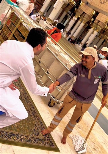 Alhamdulillah, Sardar Hussain Aslam Bhatti has safely reached Madinah and visited Masjid-e-Nabawi. In this blessed place, he remembered everyone in his prayers. May Allah accept his journey, grant him peace and protection, and keep all of you in His mercy and blessings. Ameen 💚🌴 #Allah #Muhammad #HussainBhatti #TeamHB #Love