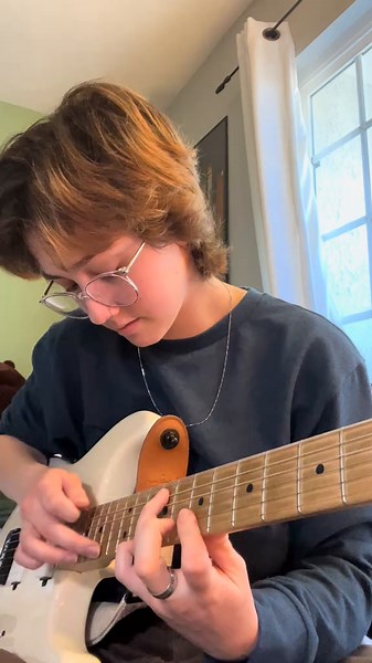Learn Guitar Tapping Techniques with Expert Lessons