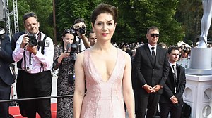 Nůžky na vlasy i na výstřih: Martha Issová ošmikaná skoro na kluka, zato s největším dekoltem za svůj život | Super.cz | Stream