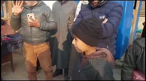#SSP #Shopian #Tanushree IPS distributed books,and other writing, reading stuff among poor #children at Keller Shopian | Diem News India