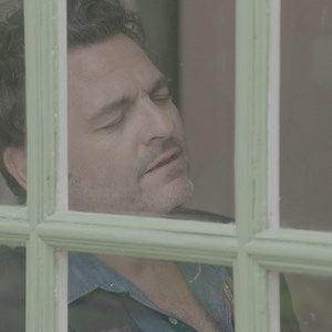 Ma version sur le fil de « S.O.S. d’un terrien en détresse ». Bravo à ma petite sœur NACH et les musiciens pour votre travail incroyable autour de Balavoine, et merci à toute l’équipe d’« Une journée avec Balavoine » 💘 L’émission intégrale est disponible sur France tv et l’album en écoute sur toutes les plateformes streaming | Matthieu Chedid - M -