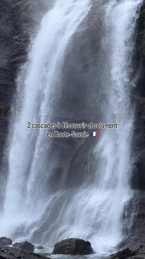 2 cascades à découvrir en Haute-Savoie 📍 La cascade du Rouget ⬇️ 🍂 Située à Sixt-Fer-à-Cheval, en Haute-Savoie, la cascade du Rouget est surnommée la Reine des Alpes. Impressionnante avec ses deux chutes successives totalisant plus de 80 mètres, elle offre un spectacle saisissant, surtout au printemps quand le débit est puissant. Facilement accessible en voiture, elle est entourée d’un cadre alpin majestueux. La cascade de la Pleureuse ⬇️ 🍁 Également à Sixt-Fer-à-Cheval, la cascade de la Pleu