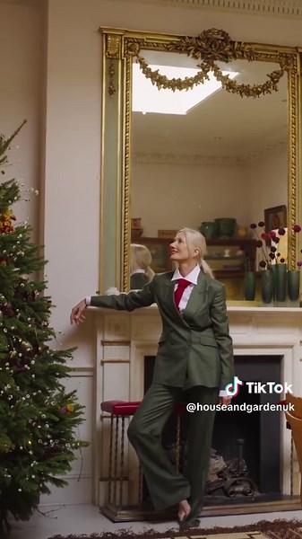 Actor Joely Richardson, who is enjoying a sparkling renaissance with recent roles in Downton Abbey: The Grand Finale, One Day, The Gentlemen and Bookish, welcomes us into her London home for Christmas. ‘I like a bit of flair, I like a bit of drama, I love punchy colours,’ she says. ‘I don’t like taste that’s beige, without humour, without a little bit of anarchy… I like life!’ Her flat and her approach to Christmas perfectly embody that ethos. Step inside Joely’s beautifully layered kitchen, des