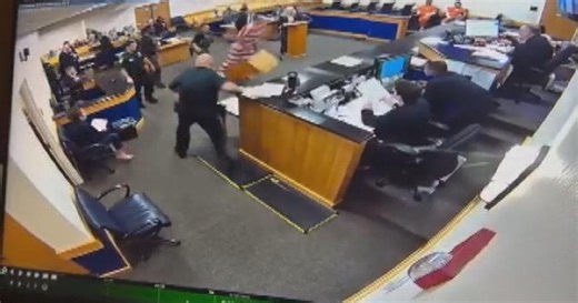 Florida man spits at judge during court hearing, deputies tackle him