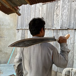 The blacksmith maeke a big knife from a rusty chainsaw. It is so big and so sharp. I like it so much. | LifeSkills DN