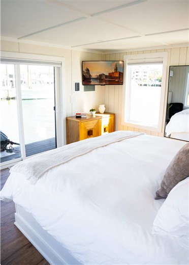 The kind of place that makes you forget your phone exists✨ Share this with your vacation partner🥰 🏷️ #boathouse #uniquestays #homeonthewater #homeonthewateru #getawayhouse