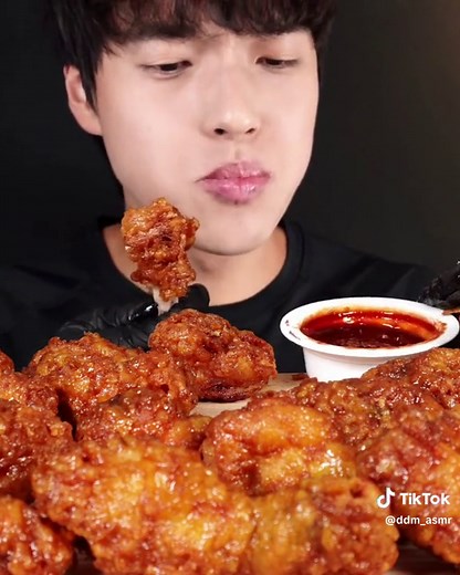 CRISPY CHICKEN WINGS ASMR MUKBANG #mukbang #asmreating #friedchicken #foryou #foryoupage