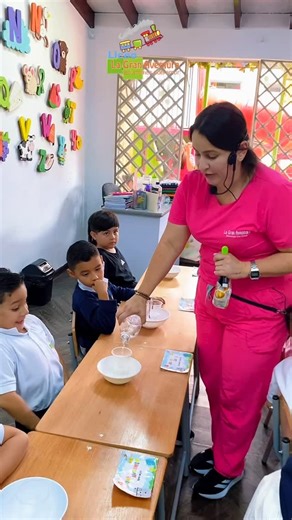 liceolagranaventura on Instagram: "¡Explosión fantástica! 🌋 A través del experimento con vinagre y bicarbonato, nuestros estudiantes de transición observaron cómo ocurre una reacción química que produce dióxido de carbono🤩🧑‍🔬👩‍🔬. Este es un paso más para aprender de manera didáctica sobre la ciencia por medio del juego y sonrisas, metodología de enseñanza principal que hace parte de nuestra institución.🌈🧪 #ciencia #jardininfantil #diversión #alegría #pereira"
