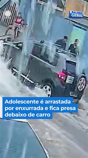 Novas imagens mostram o resgate de Jamily, 13 anos, que ficou presa debaixo de um carro ao ser arrastada por uma enxurrada durante uma tempestade. A jovem tomava banho de chuva com amigas quando foi puxada pela força da água. Vizinho e um policial se uniram para salvá-la; ela ficou sete minutos debaixo do veículo. Após passar um período em coma e depender de aparelhos para respirar, Jamily já se recupera em casa. 👉 Veja mais no #BalançoGeral em R7.com/balancogeral | Balanço Geral