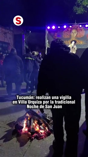 🔥🔥 Vecinos del pasaje Rosales, en Villa Urquiza, concurren durante la noche del martes a una vigilia en el marco de la tradicional celebración de la Noche de San Juan, una costumbre popular que cada año reúne a familias y amigos en distintos puntos de Tucumán. La festividad tiene sus raíces en antiguas tradiciones religiosas y populares vinculadas a la víspera del día de San Juan Bautista, que se conmemora cada 24 de junio. Con el paso de los años, la celebración incorporó rituales como las fo