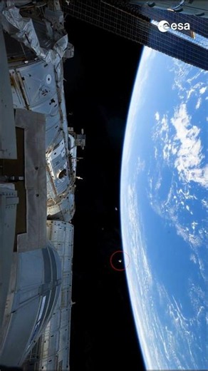 Watch as a cargo spacecraft docks at 28,000 km/h 🛰️