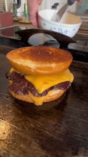 Cheeseburger Cooking Process: Ingredients & Utensils