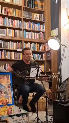 Le samedi 8 novembre une soirée musicale très intense, avec Albert Magister, à la Grande Librairie Internationale de Marseille. Extraits des poèmes d'Annie Pempinello, musique et voix d'Albert Magister. Albert Magister Grande Librairie Internationale de Marseille Milana Volodtchenko | Annie Pempinello