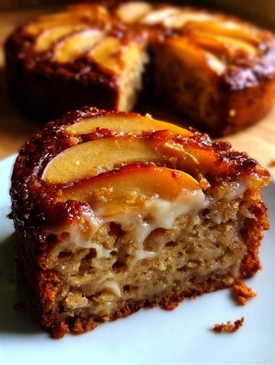 Bizcocho de Avena, Manzana y Zanahoria Ingredientes 1 taza de avena (molerla para obtener harina de avena) 2 manzanas ralladas o en puré 2 zanahorias ralladas 3 huevos (puedes optar por versiones veganas) 1/2 taza de edulcorante natural (miel, dátiles) 1 cucharadita de canela (opcional) 1 cucharadita de polvo para hornear 1 pizca de sal Opcional: nueces, almendras o semillas de chía y lino Preparación Precalienta el horno a 180°C y prepara un molde con papel para hornear o un poco de aceite. Mez