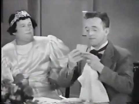 Stan Laurel-Sitting down to dinner
