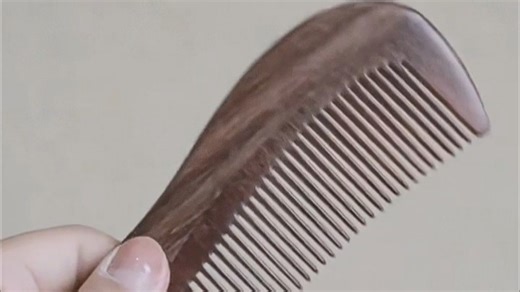 Fine Tooth Comb直发神器，齿密不伤发，轻松梳理直发纹理，日常打理更顺滑，出门前1分钟造型必备。