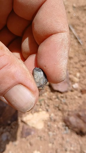 #fossicking the #gemfields finding #sapphire #bling #gemstones an a quick where to lo9k an what to look out for as walk-a-about fossicking the great area we live in so hope it #helpfindsapphires #ricksruffrocks #PoolsideVibes #rubyvale #blingblingbling #gems #blingbling #gemstone #communitysupport #KeepHydrated #shade #thingstodowithkids #thingstodo #adventure #hollidays | Ricks Man-world Maly