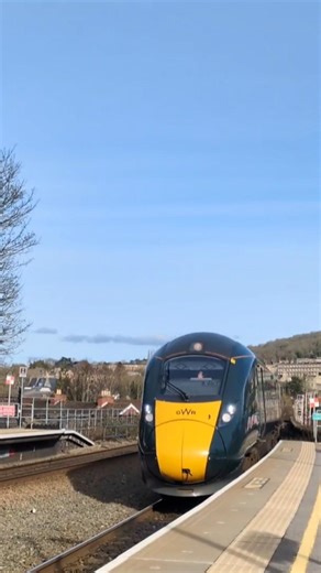 GWR IET arrives into Bath Spa with 3 tones! #gwr #class800