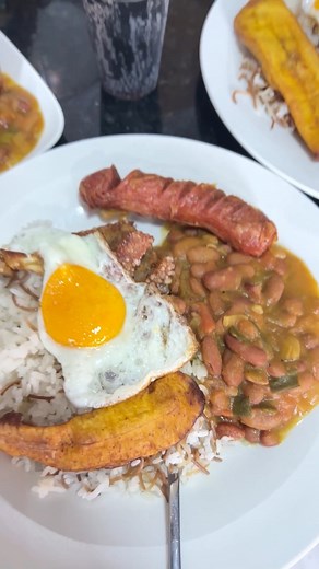 Bandeja paisa entre amigos. | Daniel Suárez