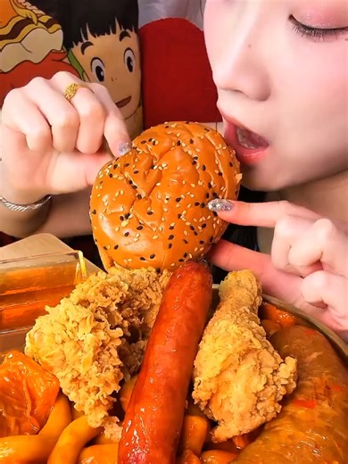 Crisps in the plate 🍽️😋. #burger #chicken #mukbangusa | burger