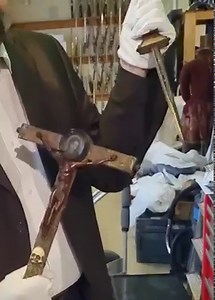 Vous voulez en savoir plus sur ce poignard-crucifix ? 😱 Le YouTubeur Histoire Appliquée a fouillé les collections du musée de l'Armée avec Olivier Renaudeau, notre conservateur du Département Ancien pour vous dénicher nos 10 armes les plus improbables ! 👉 Par ici la vidéo : https://youtu.be/YYDT31SeaW8 | Musée de l'Armée