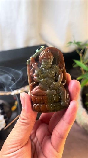 不动明王是佛教密宗中重要的护法神，其核心寓意是‌慈悲心坚固不动‌与‌智慧光明统御万象‌。作为大日如来的忿怒化身，他并非象征愤怒，而是以威严形象降伏烦恼与魔障，守护修行者
