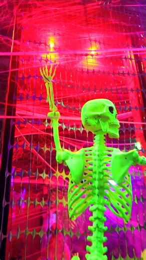 🎃 Este año MM Halloween es más grande que nunca… No es un Halloween, ¡son dos! 🧟 En MM Lomas, la zona cero del apocalipsis zombie. 🏚️ En MM Arcada, una mansión embrujada donde todo cobra vida. 🍕 Dos mundos, dos temáticas, un solo destino: el sabor único de MM Pizzas. ⚡ Solo en octubre. Solo en Saltillo. ¿Listo para elegir tu miedo favorito? 👉 Ven temprano, vive la experiencia, y descubre por qué nadie olvida un Halloween en MM. #MMHalloween #MMLomas #MMArcada | MM Pizzas Saltillo