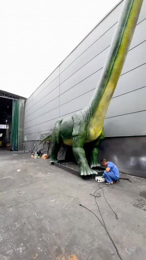 It has a long long neck🤣#dinosaur #brachiosaurus #giant #animatronic