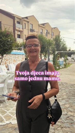 Mediha Djoković on Instagram: "Imaš li djecu? Ja sam s očeve strane albanka, s majčine strane bosanka, hercegovka, kosovarka, albanka, turkinja… i kad pogledam generacije iznad sebe u cijelom Balkanu, obrazac je isti: žena nikad ne stavlja sebe na prvo mjesto. Ni na drugo. Ni na treće. Nego zadnja. Uvijek zadnja. Iza svega i svih. Naučeno ponašanje je da se žrtvuješ da bi drugi bili sretni. Mame godinama žive na autopilotu nakon što dobiju djecu… kuhanje → čišćenje → pranje → kupovina → večernje