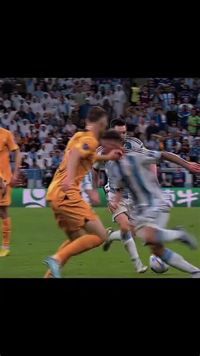The way Argentina's players treat Messi is completely different from how Portugal's players treat Cristiano Ronaldo. Portugal's players treat Cristiano poorly and ignore him for no reason. Is there a reason why they do not want Cristiano Ronaldo to achieve his dream or win the World Cup? Cristiano's critics have increased significantly now, even among the Portugal players themselves !!.🥺 #foryoupage #football #heisamystery #portugalargentina #cristianoronaldo
