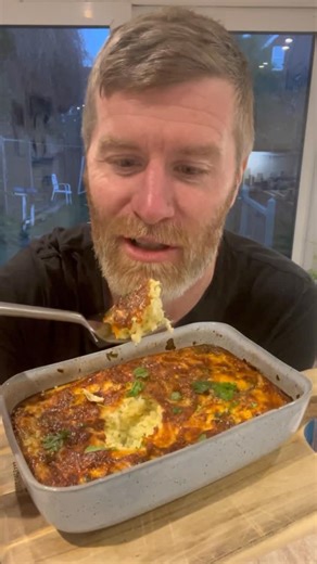Lindsay Wilson - Online Coach on Instagram: "Simple Chorizo Bake - Save Recipe Below 👇 I LOVE this meal!! In my last weight loss challenge with clients I did four serving in my big baking tray, with extra garlic, each Sunday. It’s so good cold for lunch!! And so simple to make! I often add red onion or leek as well. Or both. Sometimes feta too. The Chorizo is the main attraction though. Nutrition - 500kcal (35P, 25C, 30F) Ingredients 100g potato (grated) 30g chorizo (sliced) 1 cloves garlic 3 e