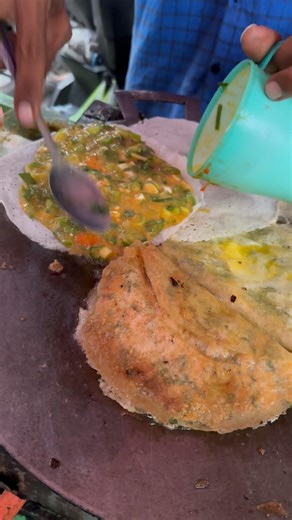 Egg martabak with spring roll skin is apparently easy to make, buyers are willing to queue