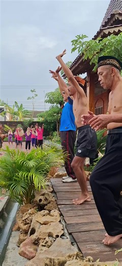 ternyata dia seorang pelatih senam @caksido