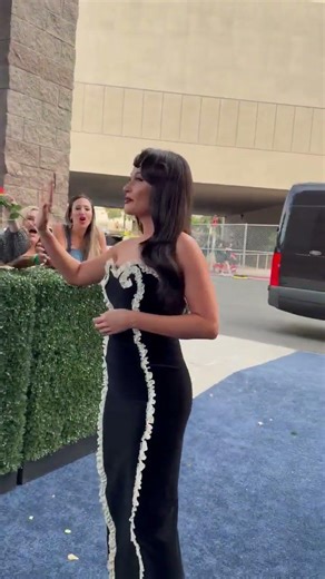 ‪@KaceyMusgraves‬ has arrived looking as beautiful as a rose 🌹✨ #ACMawards