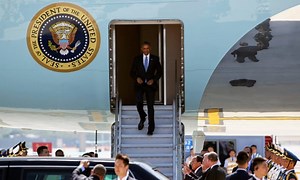Barack Obama forced to exit from 'ass' of Air Force One – video