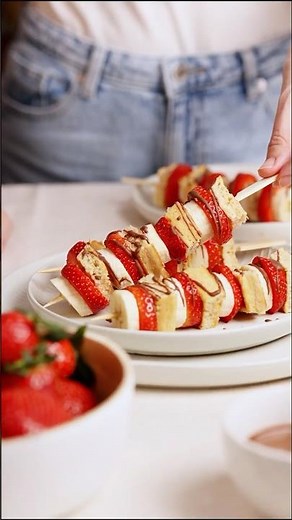 Ölz Frischeiwaffel Spieße mit Erdbeer & Banane #waffle #waffles #sweetrecipe #fingerfood #partyfood