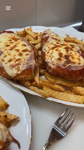 🔥🍗 ¿Has probado la Milanesa de Pollo a la Napolitana más jugosa y deliciosa? Esta receta clásica, sencilla y muy viral está conquistando a todos por su sabor irresistible y lo fácil que es de preparar en casa. Crujiente por fuera, tierna por dentro y coronada con salsa, jamón y queso gratinado… ¡una auténtica maravilla que siempre triunfa en la mesa! Perfecta para una comida familiar, una cena rápida o para sorprender a tus invitados con un plato lleno de sabor y estilo. Además, es una receta 