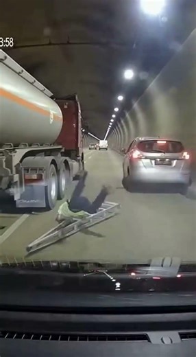 Fuel tanker tire explodes in tunnel! Physics-perfect escape ⚛️🚗 #Dashcam #Physics #Tunnel #Viral