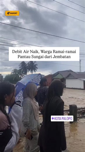 𝙋𝘼𝙇𝙊𝙋𝙊 𝙄𝙉𝙁𝙊 on Instagram: "Hujan deras yang mengguyur palopo saat ini membuat debit air sungai latuppa naik. Kondisi itu menarik perhatian warga sekitar, yang kemudian berkumpul di atas jembatan untuk melihat situasi lebih jelas. Meski arus air tampak makin deras dan permukaan sungai terus naik, sebagian warga tetap berada di lokasi untuk memantau perkembangan. ------------------------------‐--------- Tempat keren main Billiar @nsj.Billiard Kosmetik lengkap & murah di palopo @anna.onli