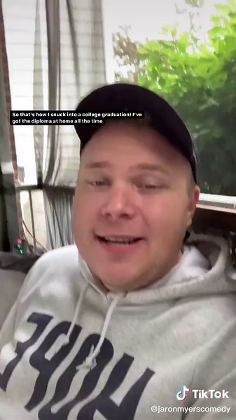 This goes viral every year #viral #graduation #meme #college #springbreak #diploma #grad #comedian #comedy #standup #classof2022 #classof22 #prank