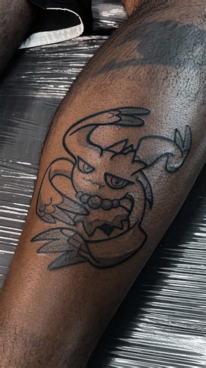 Hoje vamos tatuar uma fluter mane que é a versão paradox do Pokémon misdreavus. Também fizemos o digiovo da sinceridade e eu tô quase tatuando todos ein
