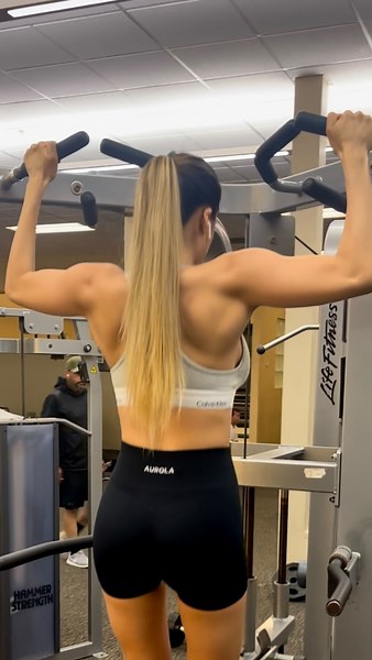 Sandy Cheeks on Instagram: "If you’ve been keeping up with my stories you know that fitness is such an integral part of my life🙌🏻✨ I’ve changed, I’ve evolved, I’ve grown so much. I realized a while ago it didn’t make sense for me to keep sharing such a huge chunk of my life only on my stories (and highlights) and showing only the “glamorous” shots of me on my feed, when my life is not all that glamorous at all haha☺️ 🩶2024 for me was about content redirection and adding some different parts o