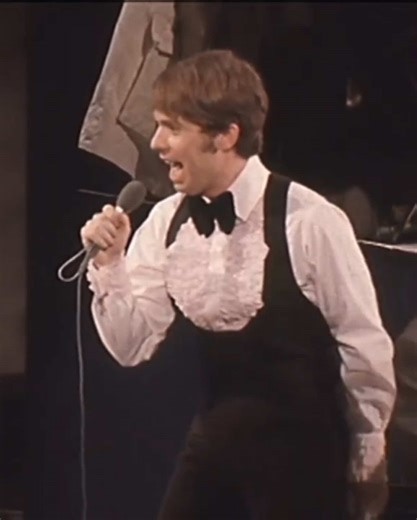 Actuación inédita de Raphael interpretando ’Mi gran noche’ en el programa ‘Variete Zauber’ de Alemania, en Abril de 1970. Estas imágenes tras las cámaras fueron emitidas en el programa especial ‘Ihre Heimat - Unsere Heimat’ dedicado a España, en Enero de 1975. Más información en elmundoderaphael.com 🌐 #raphael #raphaelartista #raphaelalemania #raphael1970 #varietézauber @RAPHAEL