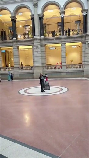 Ellen Esser - Ellen tanzt mitten in Berlin 💃 #berlin #tanzen #vlog