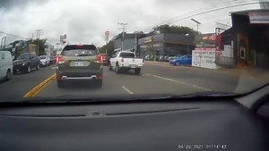 242K views · 1.6K reactions | Discusión en vía pública en el sector de Lindora, chofer del vehículo tipo pickup de color blanco se va del lugar pasándole por encima a la moticicleta y casi atropella al motociclista. | Edgar Chinchilla | Facebook