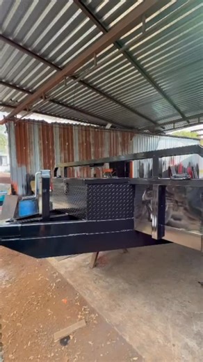 Remolques RECASA on Instagram: "🔧 Así avanza la fabricación del Remolque Modelo HD 🔧 Diseñado para trabajo pesado, máxima resistencia y seguridad en cada traslado. ⚙ Especificaciones técnicas: • Doble eje 8 birlos rin 16 • Freno eléctrico en eje trasero • Rampas reforzadas por debajo del remolque • Medidas: 2.10 x 6 metros 💪 El más equipado del segmento: • Doble caja de herramienta • Porta llantas • 2 llantas de refacción • Porta placa • Sistema completo de luces LED Ideal para maquinaria, ve