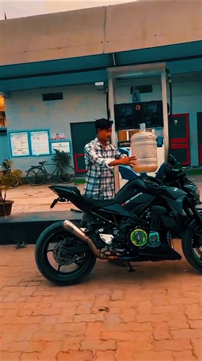 Kawasaki Ninja z900 bike lekar Mera dost dibba mein petrol bharane Gaya Hai Paisa bahut jyada hone k