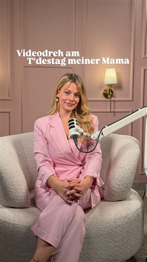 Tiffany l Mentor • Podcast-Host • Author on Instagram: "Heute war ein besonderer Tag. Ich stand im Studio und habe die Inhalte für den Level Up Club gedreht, meine neue Membership für Frauen, die mehr wollen. Mehr wahr. Mehr sie selbst. Mehr Leben. 💎 Und gleichzeitig war heute der Todestag meiner Mama. Seit sie gegangen ist, verstehe ich Zeit anders. Sie hat mir beigebracht, dass Leben nicht in Kalendern gemessen wird, sondern in Momenten. Ich habe oft Angst, zu wenig zu machen. Zu wenig zu füh